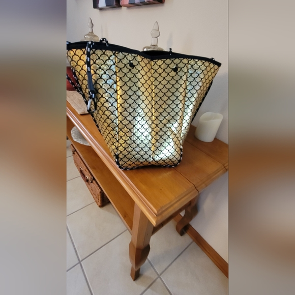 ๐ง๐ฆ MERMAID BEACH BAG | Golden Iridescent Fish Scale Neoprene Bag ๐ฆ ๐งโโ๏ธ๐งโโ๏ธ - Picture 7 of 15